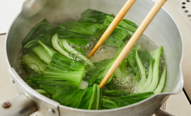チンゲン菜をゆでる写真