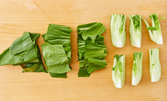 ざく切りにしたチンゲン菜の写真