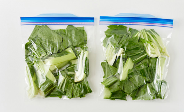 冷凍保存袋に入れたチンゲン菜の写真
