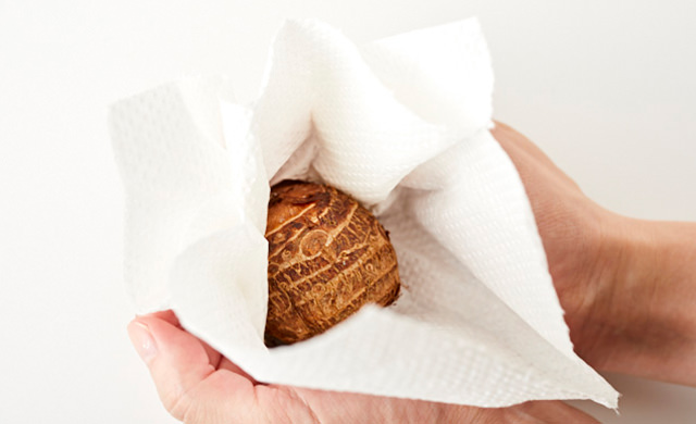 里芋をキッチンペーパーで包む写真