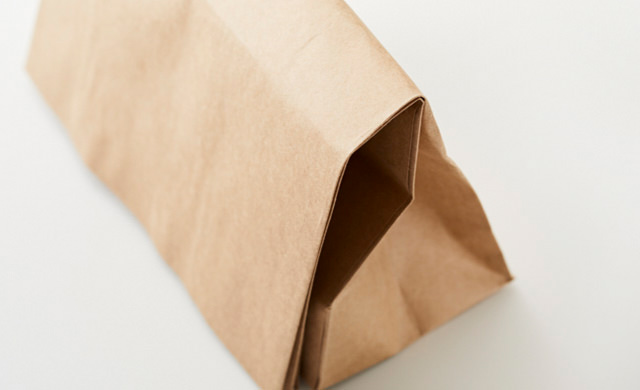 口を折って封をした紙袋の写真
