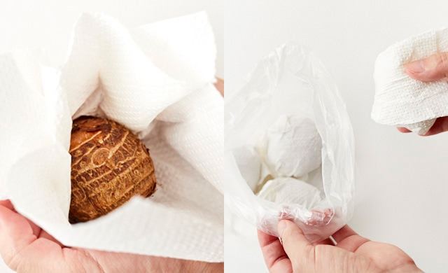 里芋をキッチンペーパーで包む写真/キッチンペーパーで包んだ里芋をビニール袋に入れる写真
