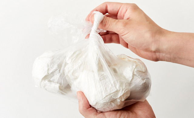 ビニール袋の口をねじっている写真