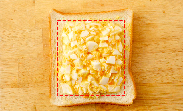 食パンに卵サラダをのせた写真