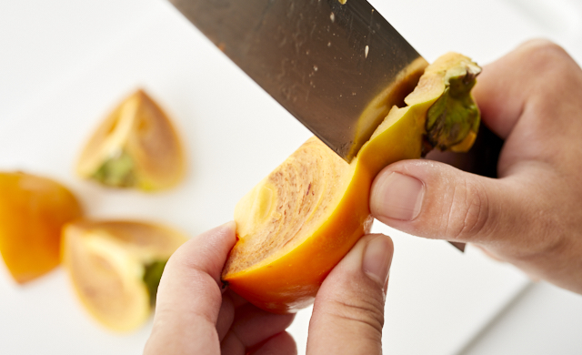 柿の皮をむいている写真