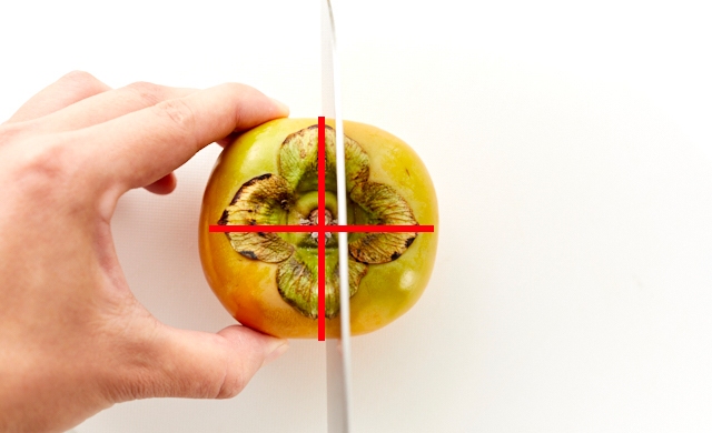 柿に包丁をあてている写真