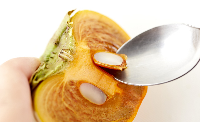 柿のタネを取り除いている写真