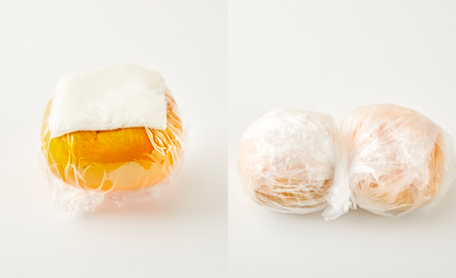 柿をラップに包んだ写真