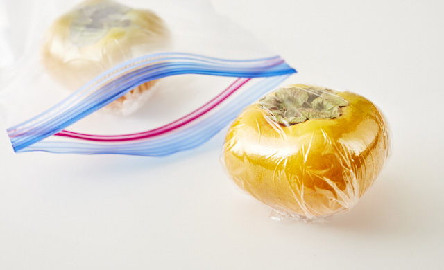 冷凍用保存袋に入れた柿