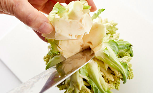 ロマネスコの芯をくり抜く写真