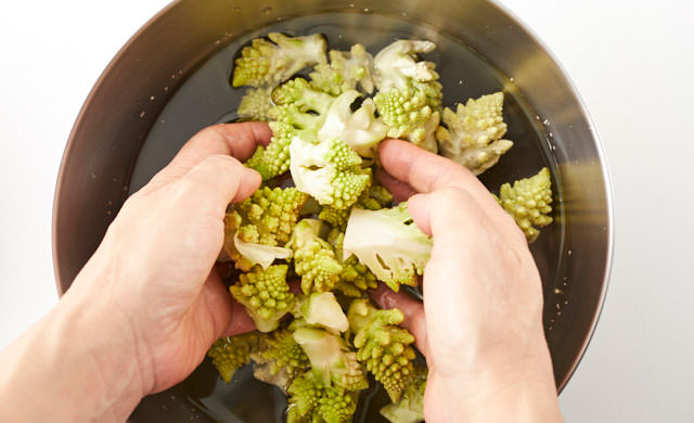 ボウルに水をはり、ロマネスコを洗う写真