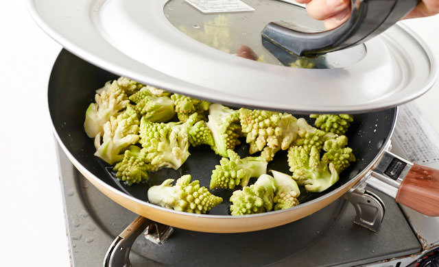 フライパンでロマネスコを蒸す写真