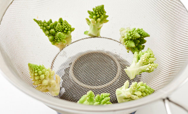 ロマネスコをザルに並べて粗熱をとる写真