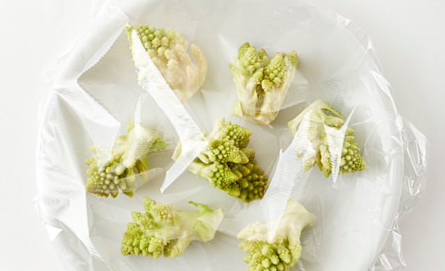 ロマネスコを電子レンジで加熱する写真