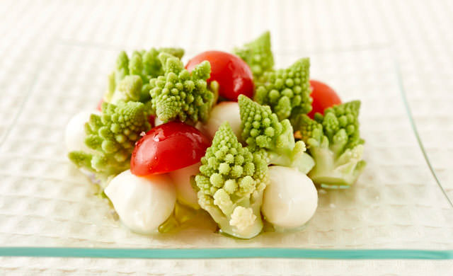 ロマネスコとモッツアレラチーズとプチトマトのカプレーゼの写真