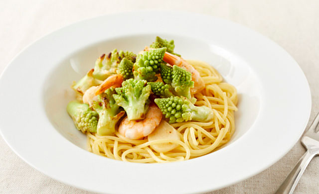 えびとロマネスコのパスタの写真