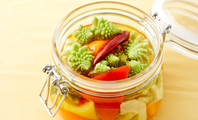 ロマネスコとパプリカのピクルスの写真