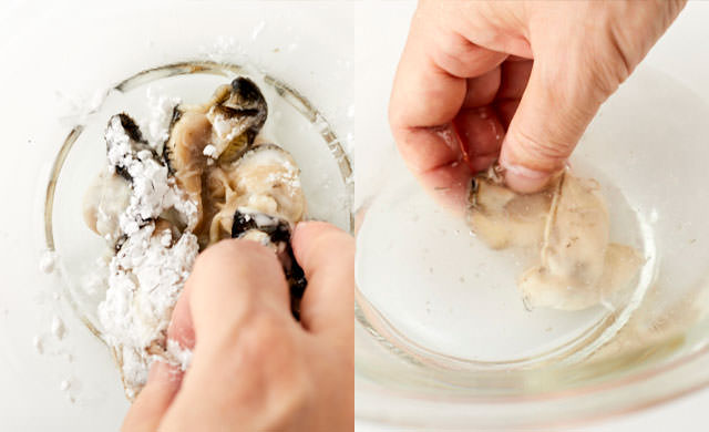 むき牡蠣に片栗粉をふってからめて汚れを取り除く写真