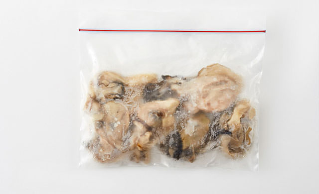 牡蠣を冷凍用保存袋に入れた写真