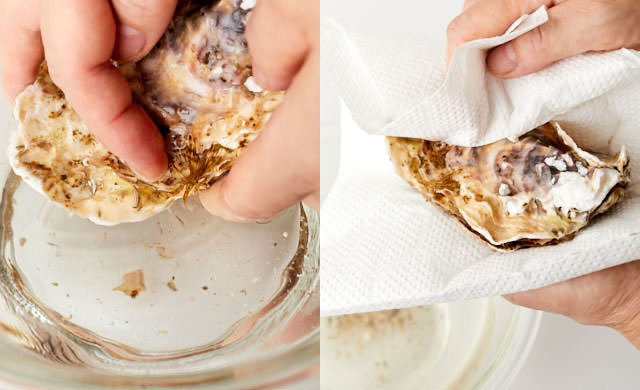 殻付き牡蠣の汚れをとる写真