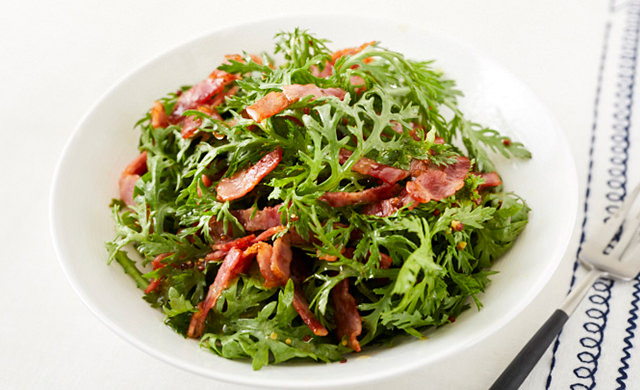 春菊とベーコンの洋風サラダの写真