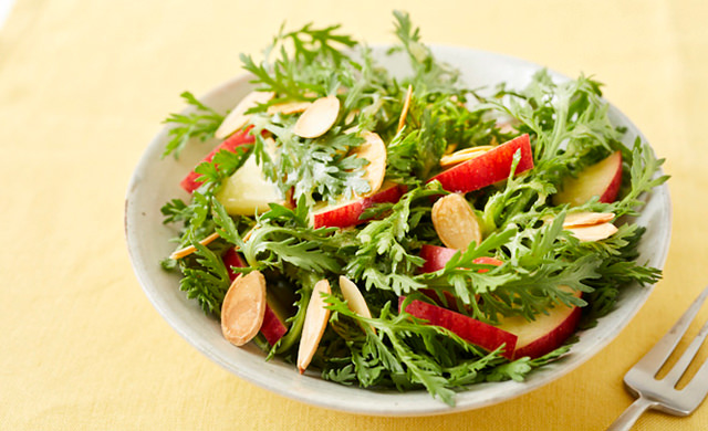 春菊とりんごのヨーグルトサラダの写真