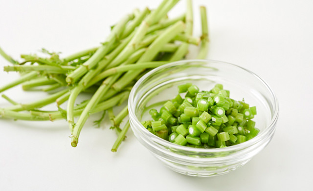 春菊の茎と茎をゆでて小口切りした写真