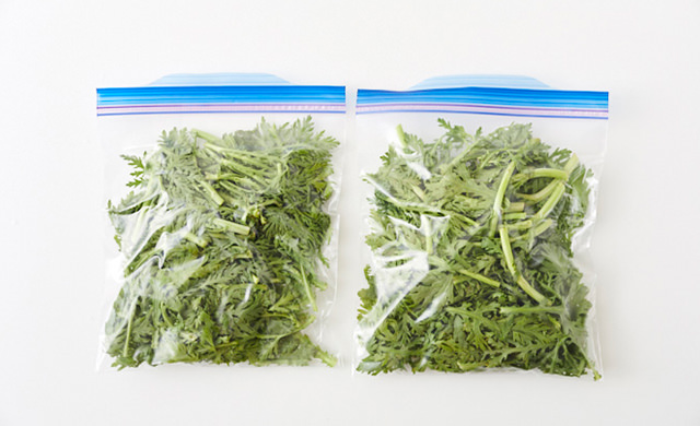 春菊を冷凍用保存袋に入れた写真