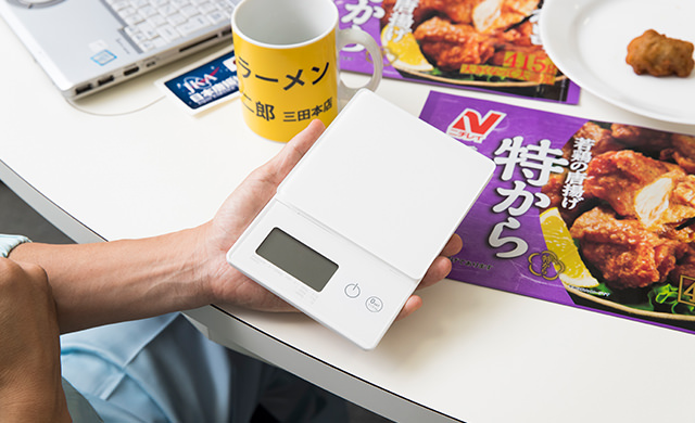 藤井さんがリサーチに使っている秤の写真