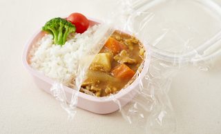 ルウをラップで包んだカレー弁当の写真