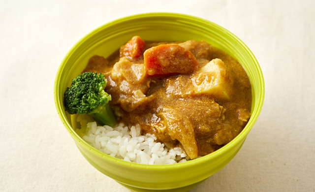 冷たいルウを冷やごはんにのせたカレー弁当の写真