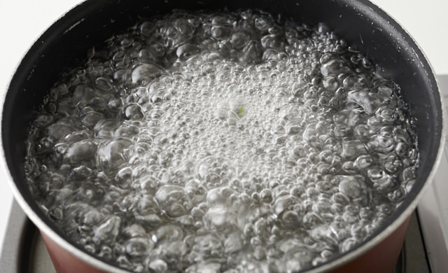 鍋の水が沸騰している写真