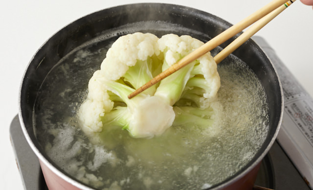 カリフラワーをひっくり返している写真