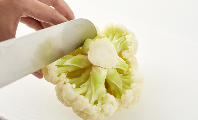 カリフラワーを小房に切り分けている写真