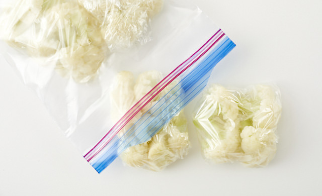 ラップで包んだカリフラワーが冷凍用保存袋に入っている写真