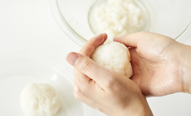 ごはんを丸めている写真