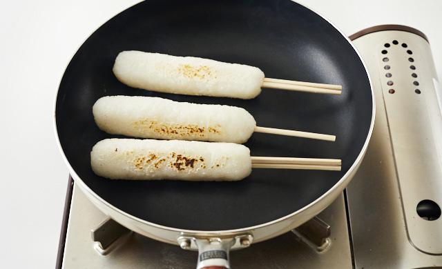 形を整えたきりたんぽに焼き目をつけている写真