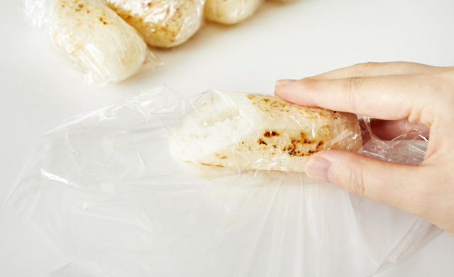 きりたんぽをラップに包んでいる写真