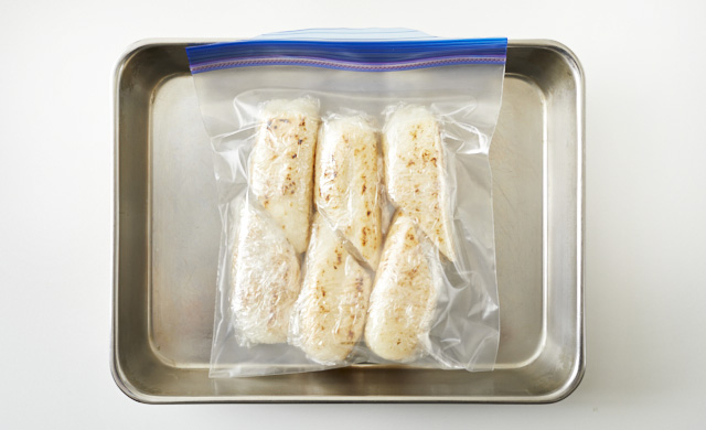 冷凍保存袋に入れ、金属バットにのせた写真
