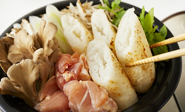 冷凍のきりたんぽを鍋に入れている写真