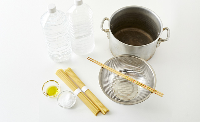 鍋でゆでる際に準備するものの写真