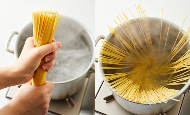 パスタを鍋の上でひねっている写真(左)パスタを鍋の中に広げた写真(右)