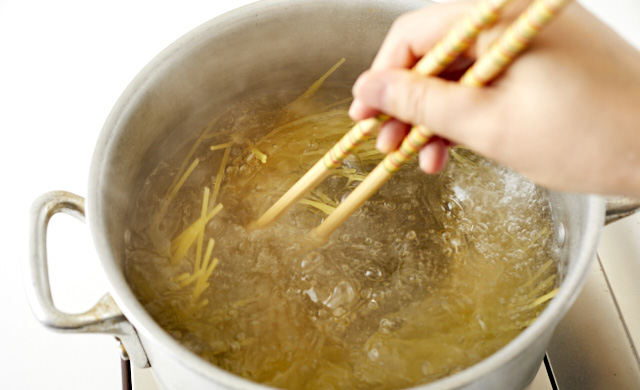 パスタをかき混ぜている写真