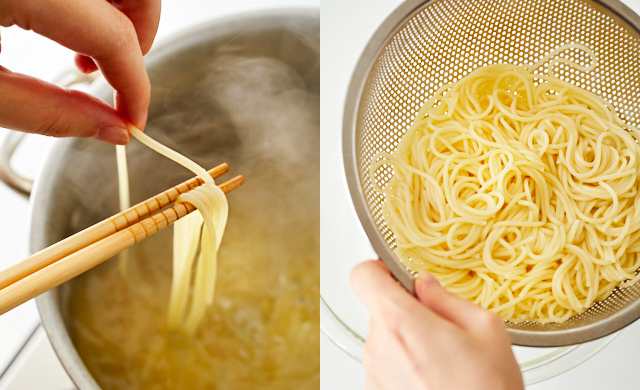 パスタのかたさを確かめている写真(左)パスタをザルに上げている写真(右)