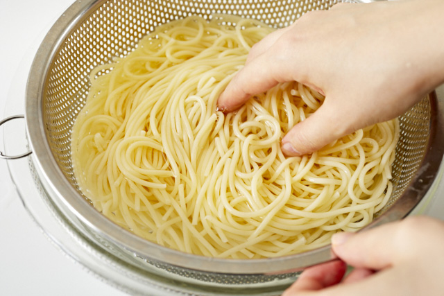 パスタを冷やしている写真
