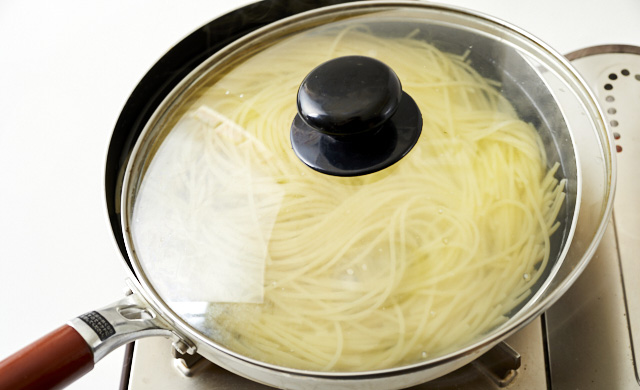 フライパンにふたをした写真