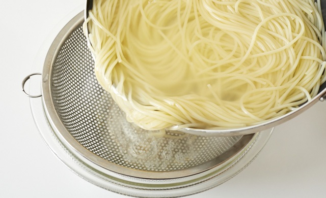 パスタをザルに上げている写真