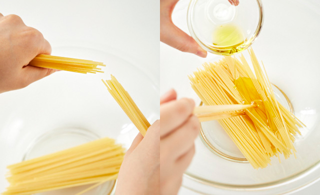 耐熱ボウルに半分に折ったパスタを入れた写真(左)パスタにオリーブ油をまぶしている写真(右)