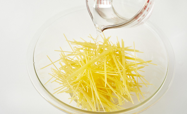 パスタをランダムに重ね水を加えた写真