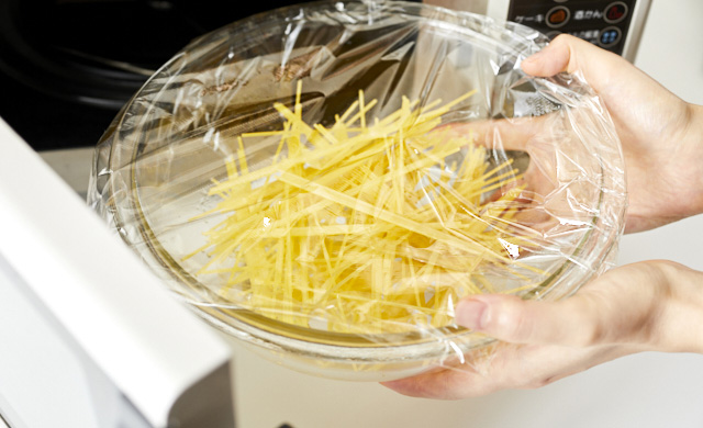 ボウルにラップをかけ電子レンジに入れる写真